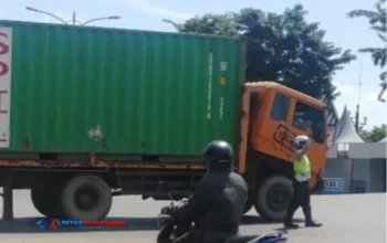 Truk Kontainer Mogok di Jalan Merdeka Kota Kupang, Lalu Lintas Macet Panjang!