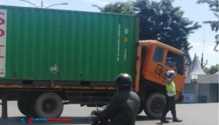 Truk Kontainer Mogok di Jalan Merdeka Kota Kupang, Lalu Lintas Macet Panjang!