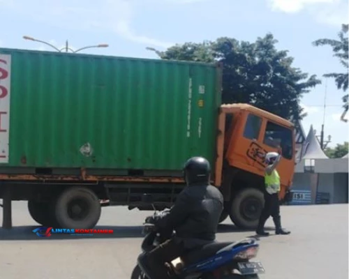 Truk Kontainer Mogok di Jalan Merdeka Kota Kupang, Lalu Lintas Macet Panjang!