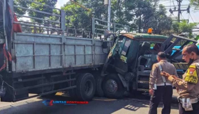 Sopir Tak Fokus, Truk Tabrak 2 Kendaraan di Patung Sapi Pandaan