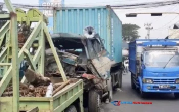 Sopir Tak Fokus, Truk Tabrak 2 Kendaraan di Patung Sapi Pandaan