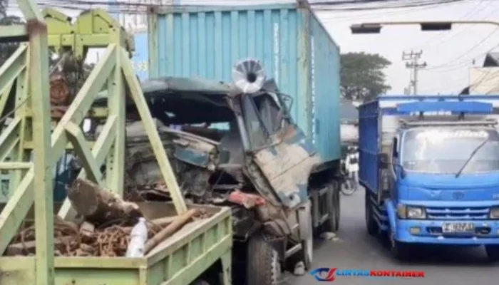 Sopir Tak Fokus, Truk Kontainer Tabrak 2 Kendaraan di Patung Sapi Pandaan