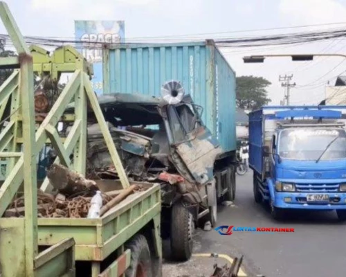 Sopir Tak Fokus, Truk Tabrak 2 Kendaraan di Patung Sapi Pandaan