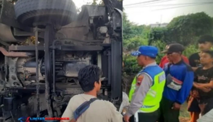 Rem Blong, Truk Tronton Muatan Kertas Tabrak Pohon dan Terguling di Pati