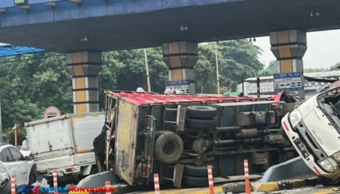 GT Ciawi Ricuh! Truk Hantam Pembatas dan Kendaraan Lain