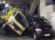 Truk Muatan Pisang Terguling di Kapal Gilimanuk: Gelombang Tinggi Jadi Biang Kerok!