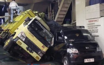 Truk Muatan Pisang Terguling di Kapal Gilimanuk: Gelombang Tinggi Jadi Biang Kerok!