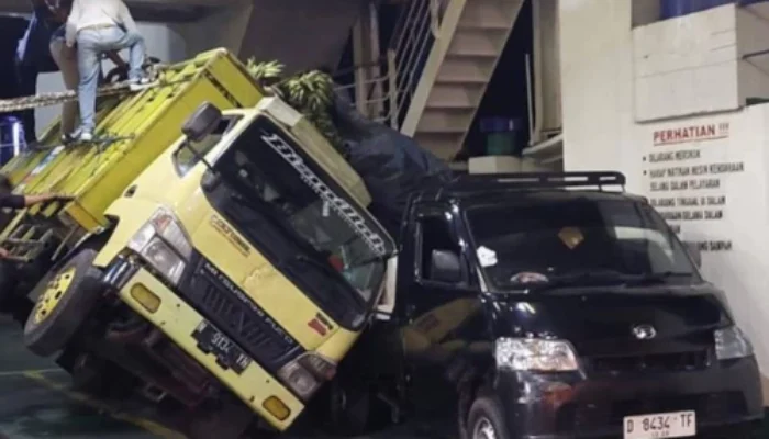 Truk Muatan Pisang Terguling di Kapal Gilimanuk: Gelombang Tinggi Jadi Biang Kerok!