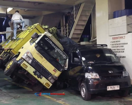 Truk Muatan Pisang Terguling di Kapal Gilimanuk: Gelombang Tinggi Jadi Biang Kerok!