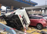 GT Ciawi Ricuh! Truk Hantam Pembatas dan Kendaraan Lain