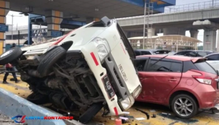 GT Ciawi Ricuh! Truk Hantam Pembatas dan Kendaraan Lain