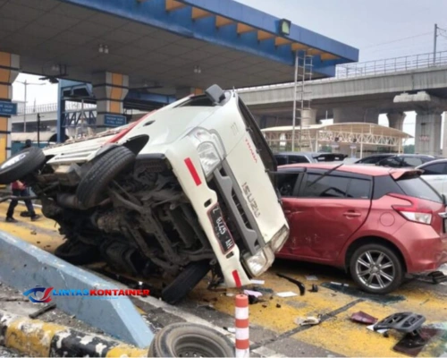 GT Ciawi Ricuh! Truk Hantam Pembatas dan Kendaraan Lain
