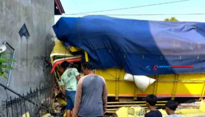 Truk Muat Beras Oleng Tabrak Rumah Warga di Jombang, Dua Orang Luka-luka