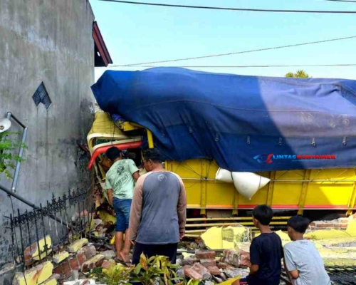 Truk Muat Beras Oleng Tabrak Rumah Warga di Jombang, Dua Orang Luka-luka