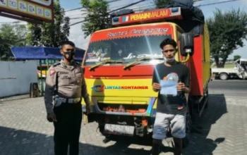 Demi Konten, Truk Kayu Oleng di Lumajang Nyaris Timbulkan Kecelakaan