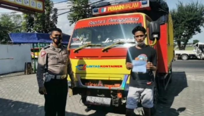 Demi Konten, Truk Kayu Oleng di Lumajang Nyaris Timbulkan Kecelakaan