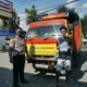 Demi Konten, Truk Kayu Oleng di Lumajang Nyaris Timbulkan Kecelakaan