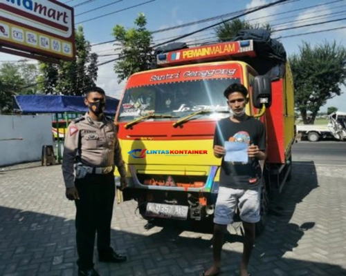 Demi Konten, Truk Kayu Oleng di Lumajang Nyaris Timbulkan Kecelakaan