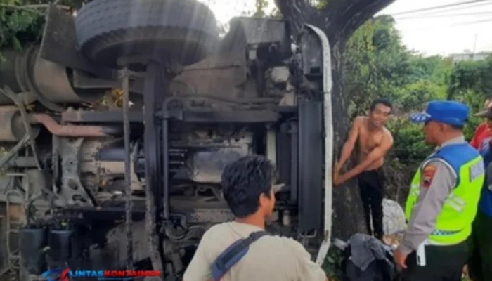Rem Blong, Truk Tronton Muatan Kertas Tabrak Pohon dan Terguling di Pati