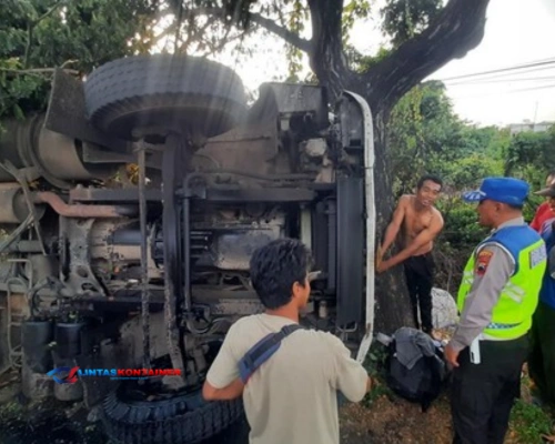 Rem Blong, Truk Tronton Muatan Kertas Tabrak Pohon dan Terguling di Pati