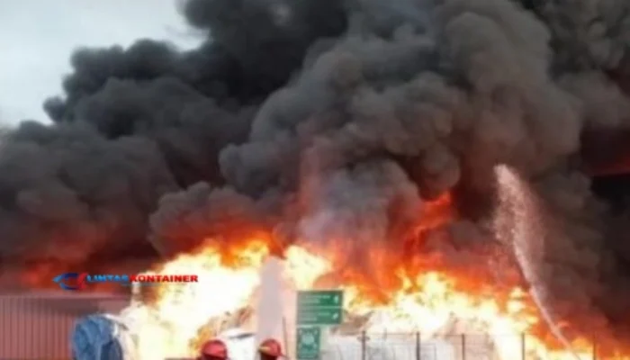 PT Agro Raya Mas Medan Terbakar Hebat, Truk Kontainer Dievakuasi