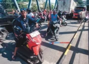 Bukan Panic Buying, BBM Habis! Jalan Otista Lumpuh, Truk Kontainer Terjebak