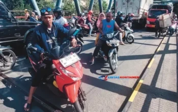 Bukan Panic Buying, BBM Habis! Jalan Otista Lumpuh, Truk Kontainer Terjebak