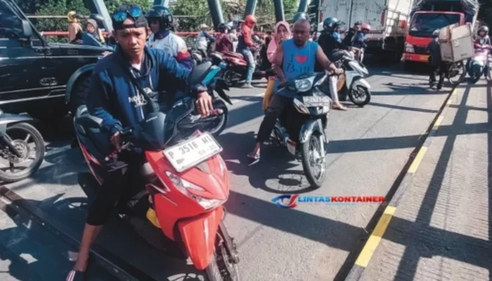 Bukan Panic Buying, BBM Habis! Jalan Otista Lumpuh, Truk Kontainer Terjebak