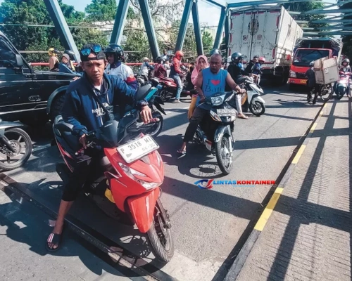 Bukan Panic Buying, BBM Habis! Jalan Otista Lumpuh, Truk Kontainer Terjebak