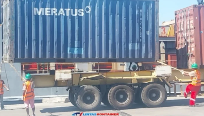 Buruh Pelabuhan Maumere Menjerit: Upah Rp325 Ribu per Kontainer Dibagi 30 Orang