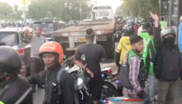 Pemotor Terluka Parah Akibat Tertabrak Truk Kontainer di Daan Mogot