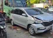 Truk Kontainer Rem Blong Hantam 14 Kendaraan di Pulogadung, Satu Luka