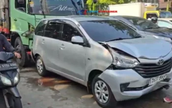 Truk Kontainer Rem Blong Hantam 14 Kendaraan di Pulogadung, Satu Luka