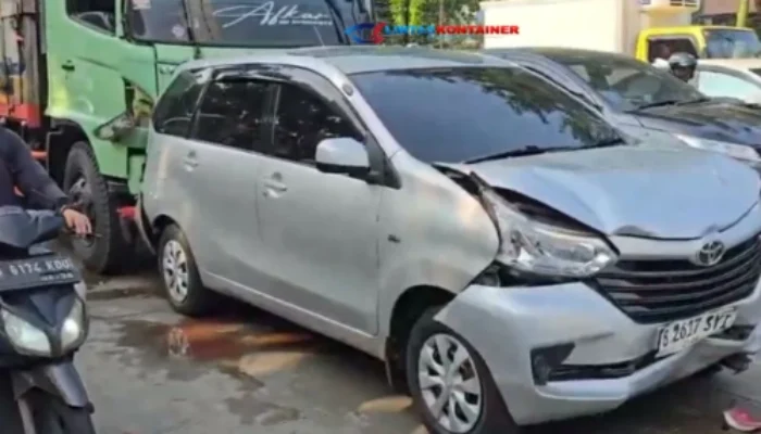 Truk Kontainer Rem Blong Hantam 14 Kendaraan di Pulogadung, Satu Luka