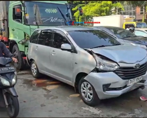 Truk Kontainer Rem Blong Hantam 14 Kendaraan di Pulogadung, Satu Luka