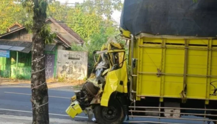 Tabrak Kontainer Terparkir di Jalan Jogja-Wonosari, Sopir Truk Kayu Alami Patah Kaki