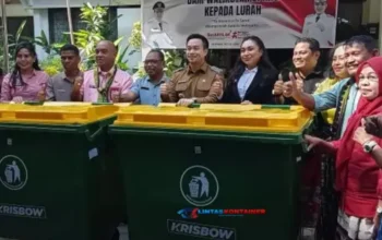 Jasa Raharja NTT Serahkan 5 Kontainer Sampah ke Pemkot Kupang