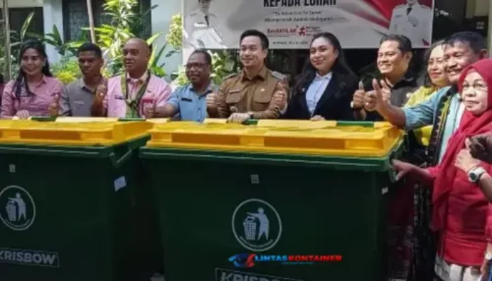 Jasa Raharja NTT Serahkan 5 Kontainer Sampah ke Pemkot Kupang
