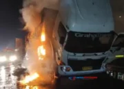 Truk Kontainer Ekspedisi Terbakar Hebat di Jalan Tol Ruas Terpeka!