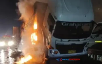 Truk Kontainer Ekspedisi Terbakar Hebat di Jalan Tol Ruas Terpeka!