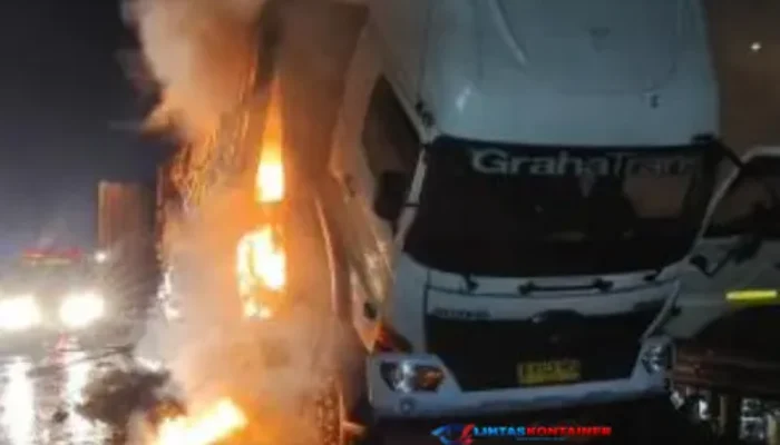 Truk Kontainer Ekspedisi Terbakar Hebat di Jalan Tol Ruas Terpeka!