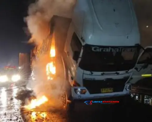 Truk Kontainer Ekspedisi Terbakar Hebat di Jalan Tol Ruas Terpeka!