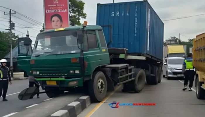 Kontainer Muat Bahan Keramik Tabrak Median Jalan di Pandaan, Sopirnya Ngaku Lajunya Dipotong Mobil