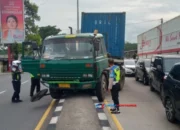 Kontainer Muat Bahan Keramik Tabrak Median Jalan di Pandaan, Sopirnya Ngaku Lajunya Dipotong Mobil