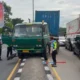Kontainer Muat Bahan Keramik Tabrak Median Jalan di Pandaan!