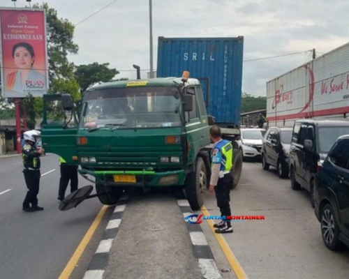 Kontainer Muat Bahan Keramik Tabrak Median Jalan di Pandaan, Sopirnya Ngaku Lajunya Dipotong Mobil