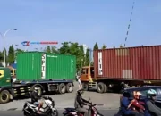 Truk Kontainer Parkir Liar di Pelabuhan Makassar Picu Macet Parah, Polisi Turun Tangan!