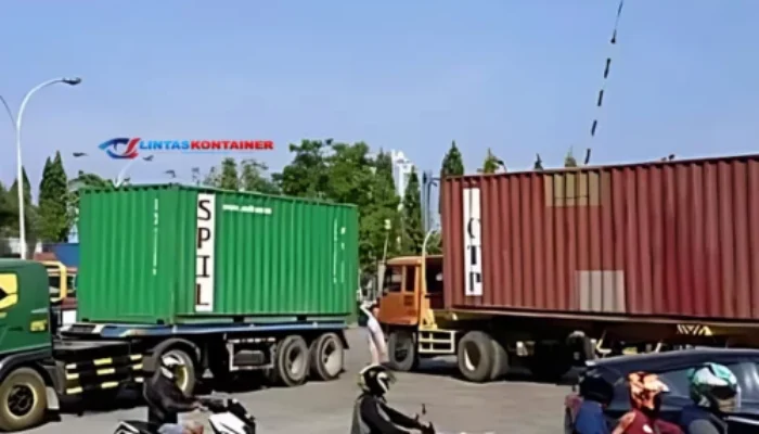 Truk Kontainer Parkir Liar di Pelabuhan Makassar Picu Macet Parah, Polisi Turun Tangan!