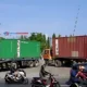 Truk Kontainer Parkir Liar di Pelabuhan Makassar Picu Macet Parah, Polisi Turun Tangan!