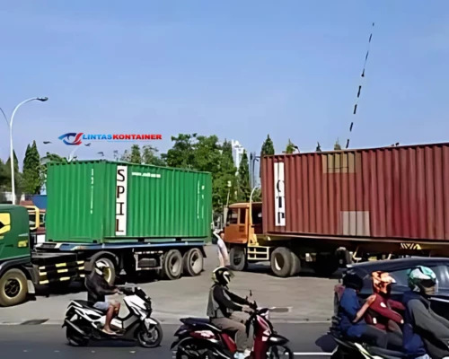Truk Kontainer Parkir Liar di Pelabuhan Makassar Picu Macet Parah, Polisi Turun Tangan!